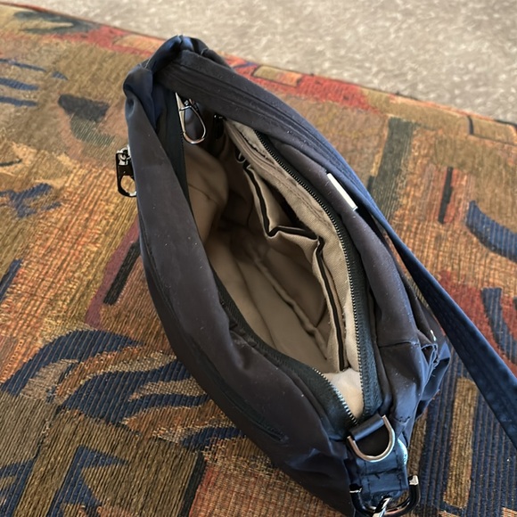 Travelon Anti-Theft Parkview Expansion Crossbody purse - Picture 3 of 8